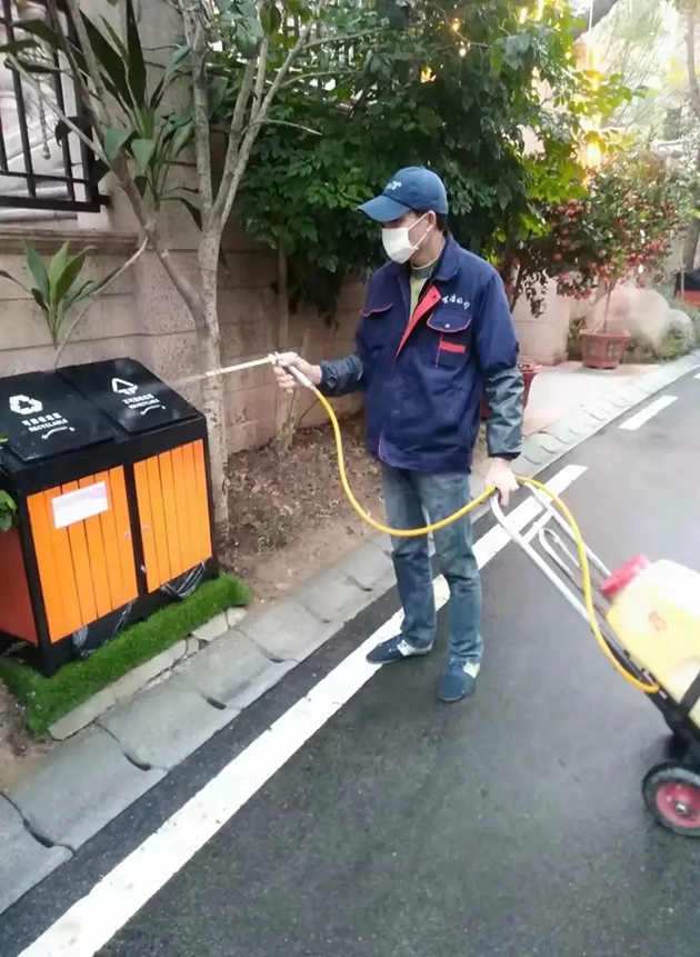 1588921097698415.jpg 金輝工作人員對公共區(qū)域進行消毒消殺