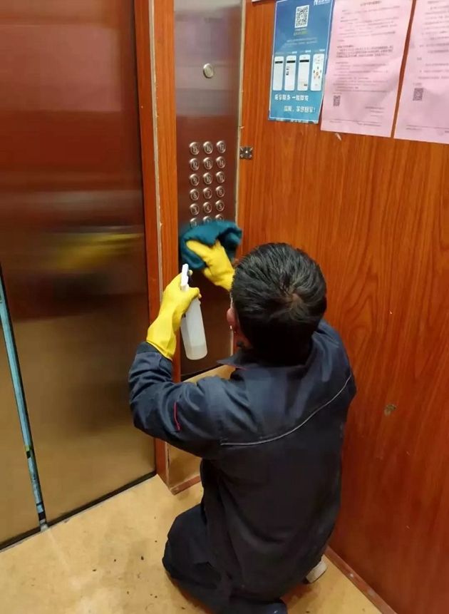1588921106775661.jpg 金輝工作人員對電梯進行消毒