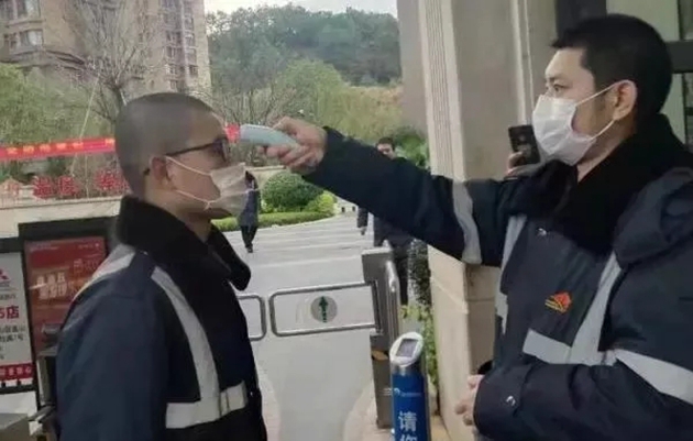 1588921125243527.jpg 金輝工作人員體溫測量