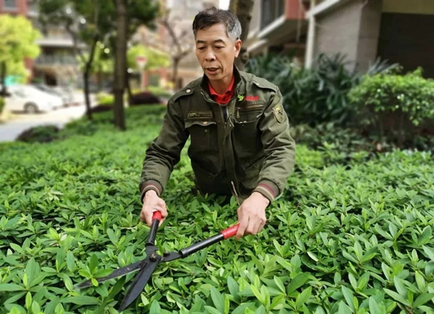 1588921352637146.jpg 金輝物業(yè)工作人員園區(qū)維護