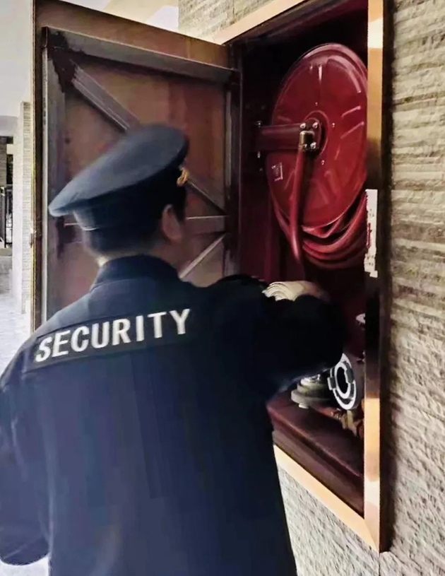 1588921383583635.jpg 假期金輝工作人員園區(qū)維護